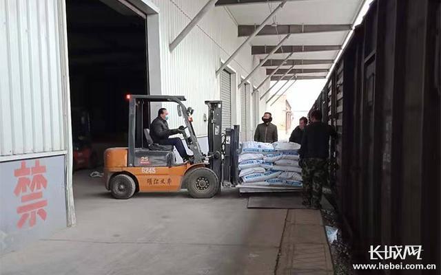 省农资集团,工人正在把化肥搬运进货车,准备运往农资销售网点